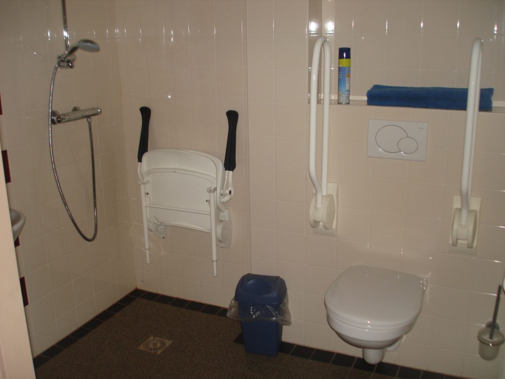 aangepaste badkamer van groepsaccommodatie
